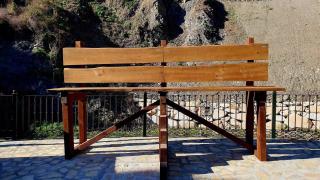 Banco gigante en Árchez.