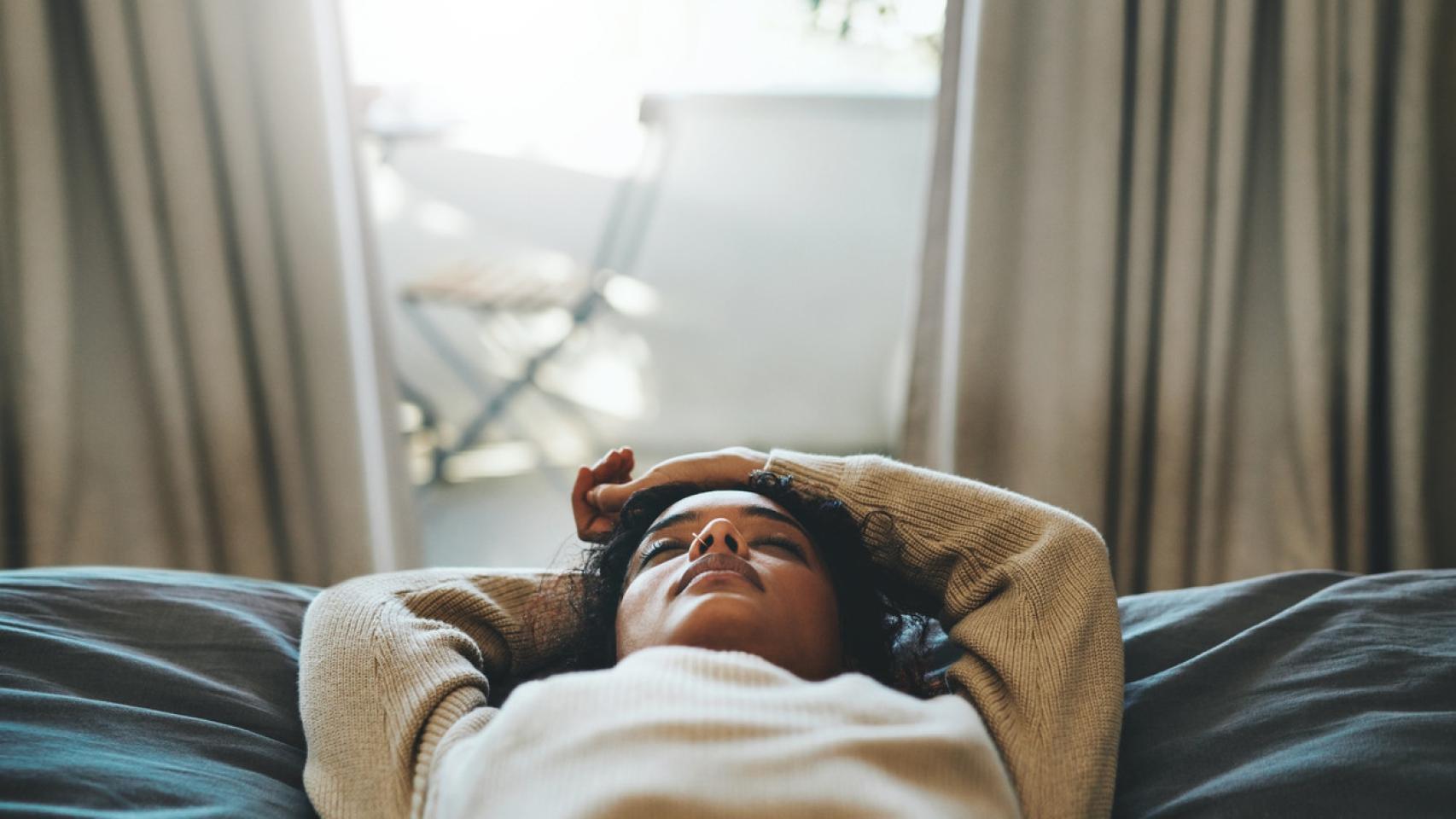 Una mujer cansada duerme la siesta.