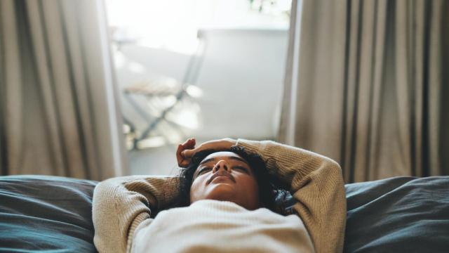 Una mujer cansada duerme la siesta.