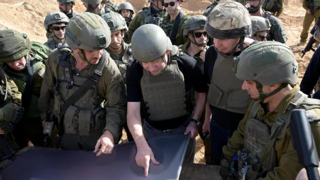 Netanyahu con soldados.