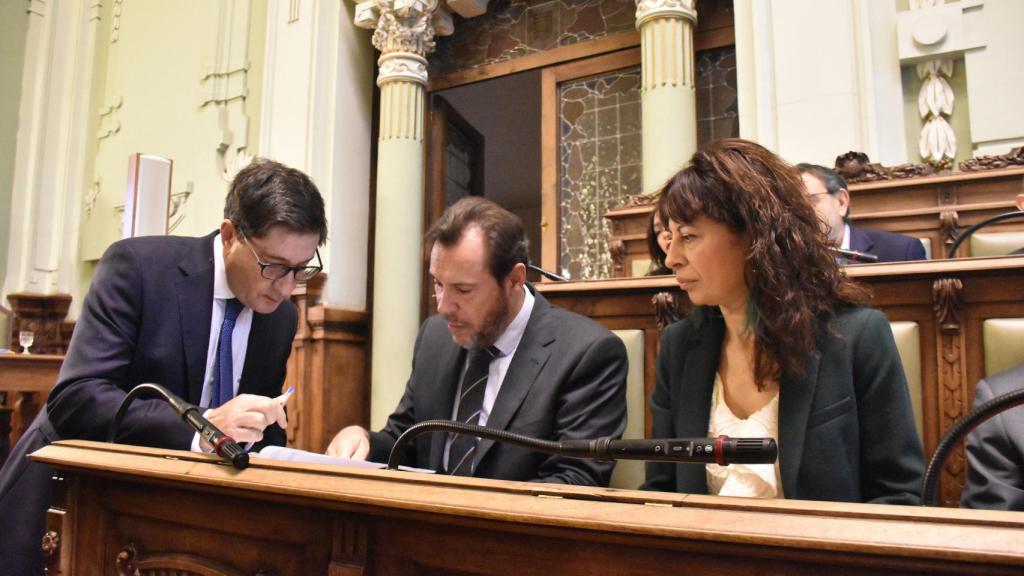 Óscar Puente y Ana Redondo en su último pleno
