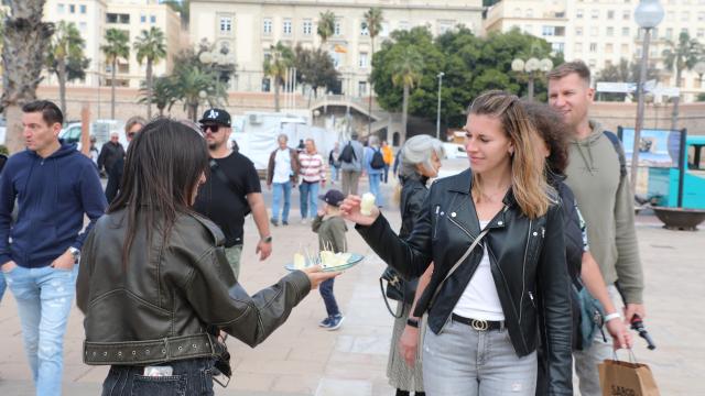 Turistas tomando melón en el Puerto de Cartagena durante la campaña Sabores a Fruta de Hueso de la zona de Campoder