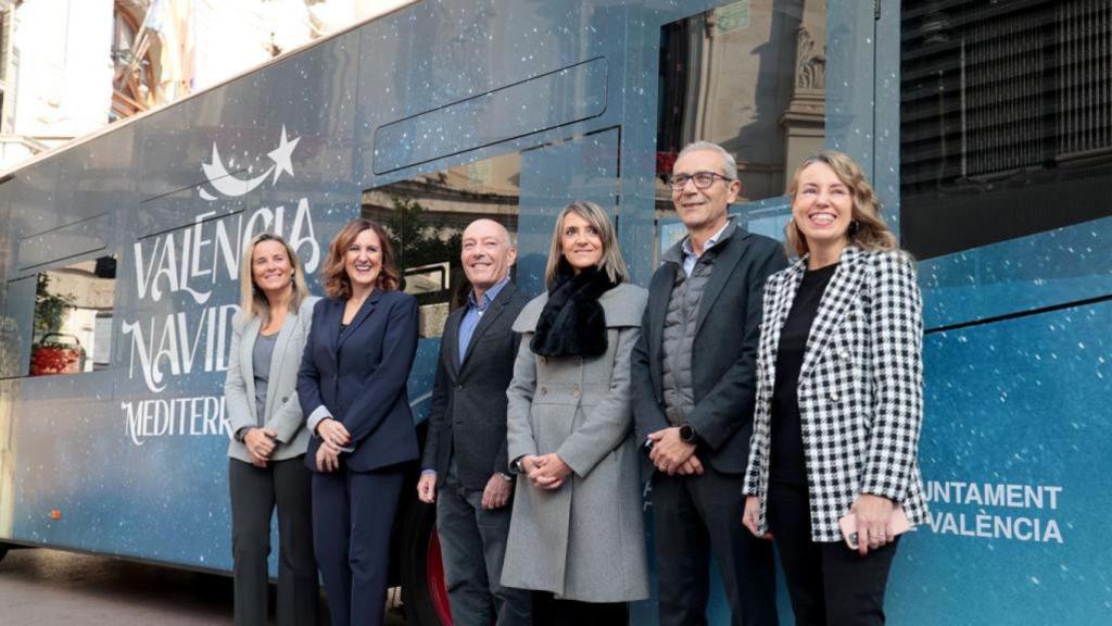 María José Catalá junto a los concejales de las diferentes áreas que coordinan 'Navidad Mediterránea'. EE