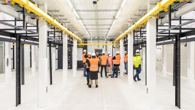Centro de datos de Vertiv en construcción con 22 módulos.