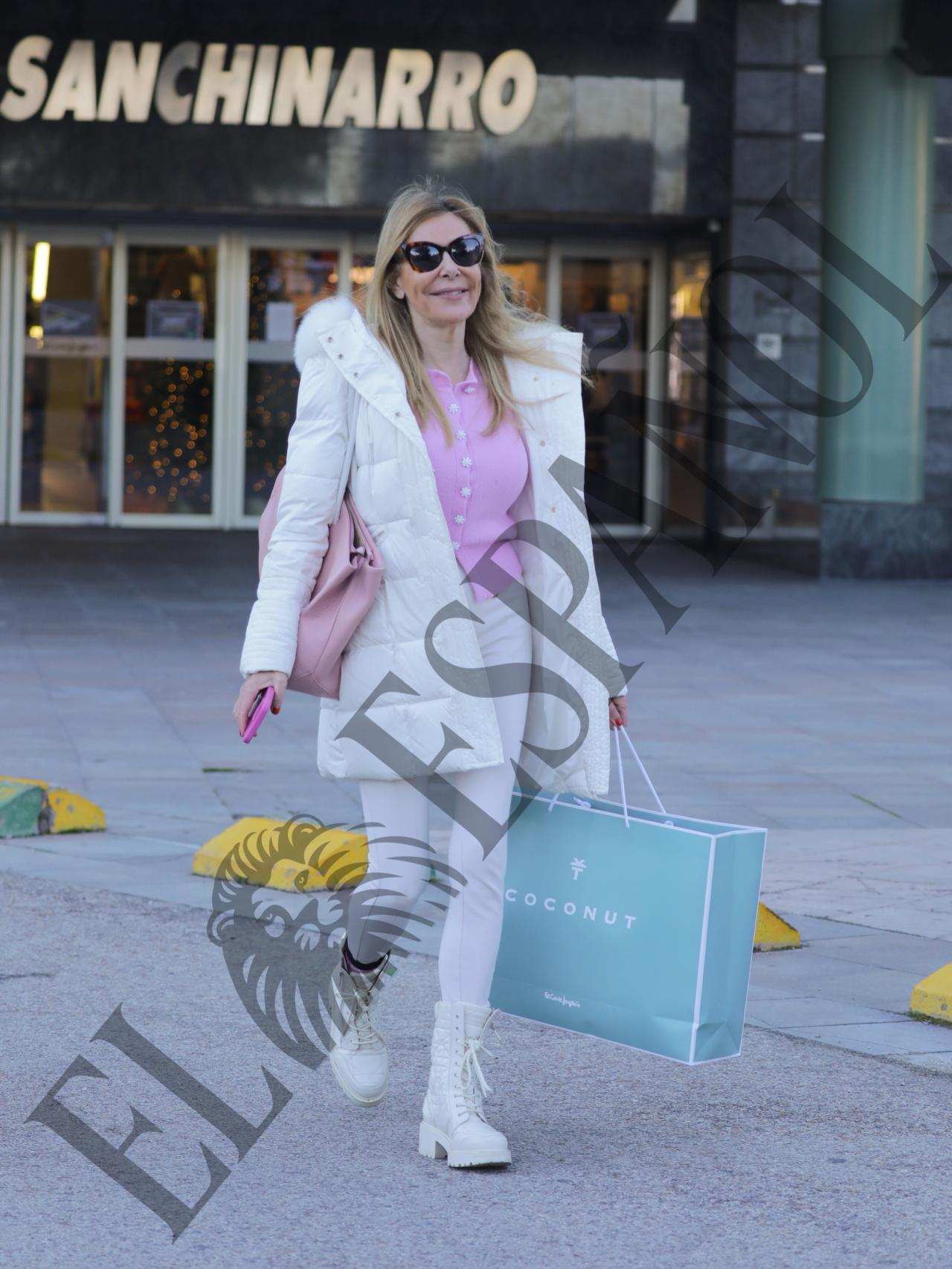 Ana Obregón al salir de comprar en El Corte Inglés.