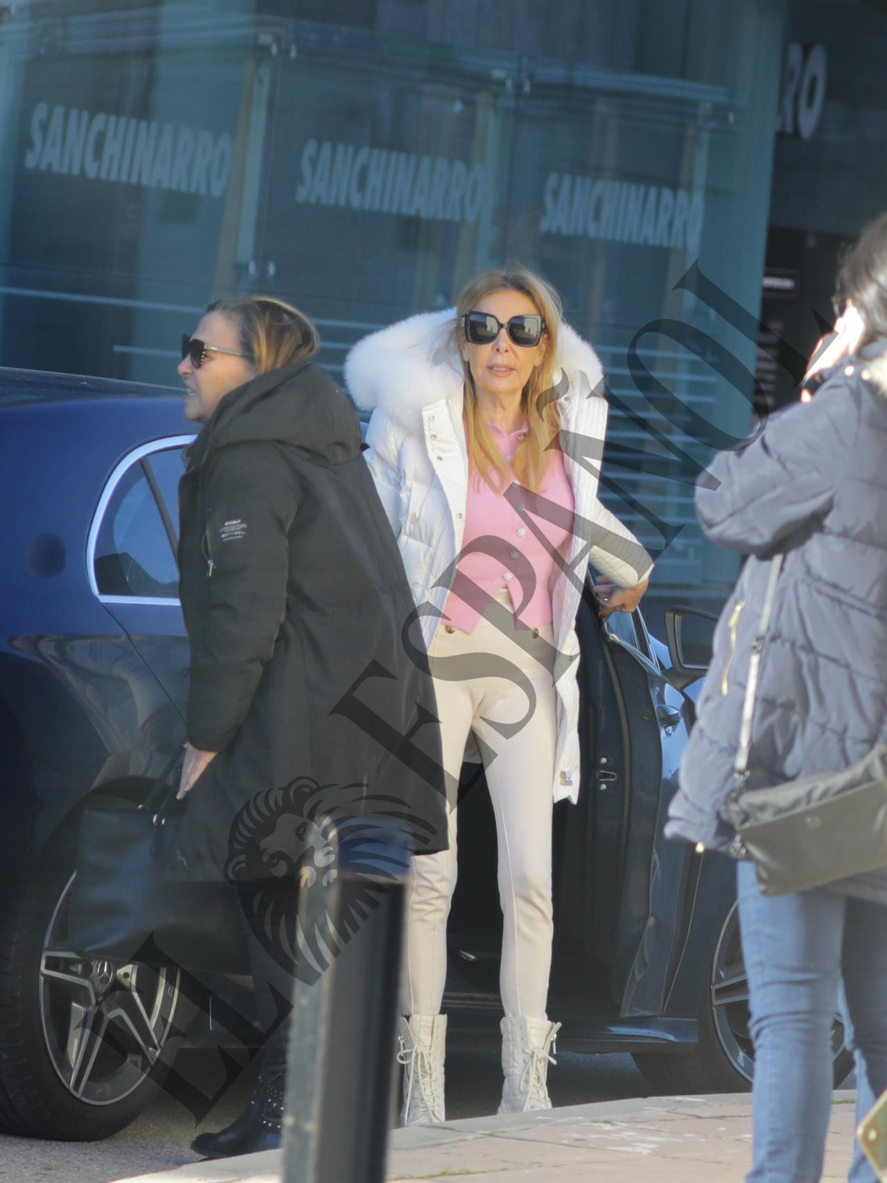Ana Obregón, sorprendida por los 'paparazzi'.