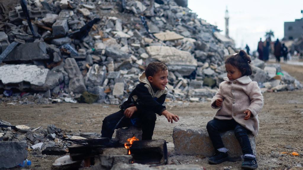 La ayuda humanitaria empieza a entrar en la Franja de Gaza tras el acuerdo de tregua.