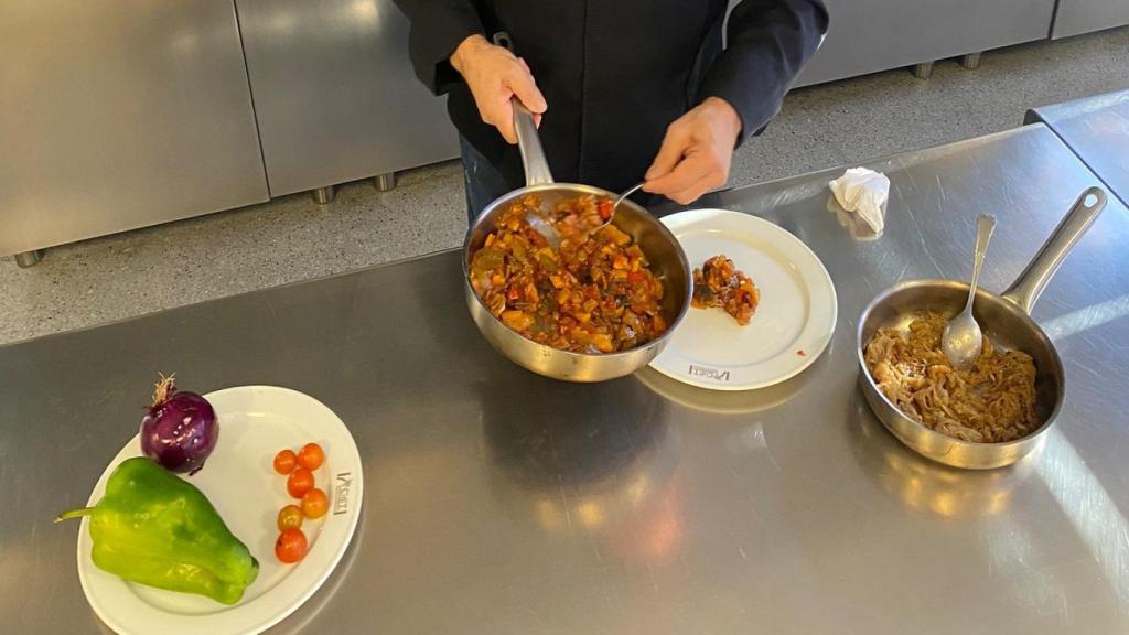 José Puentes cocinando.