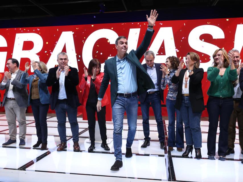 Pedro Sánchez junto a varios de sus ministros en el acto del PSOE en Ifema este domingo.