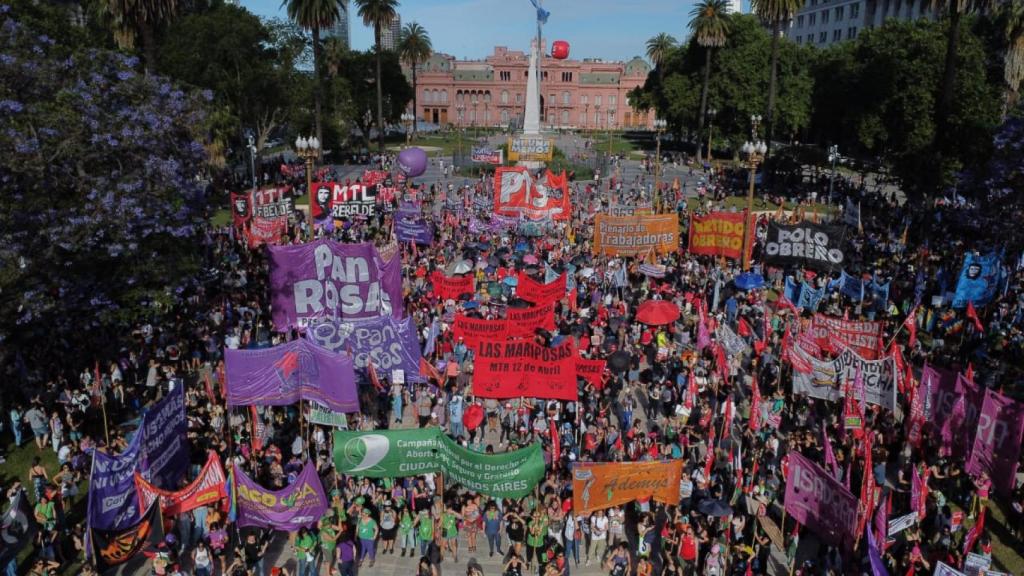 Varios colectivos acuden a la manifestación por el Día de la Eliminación de la Violencia contra las Mujeres.