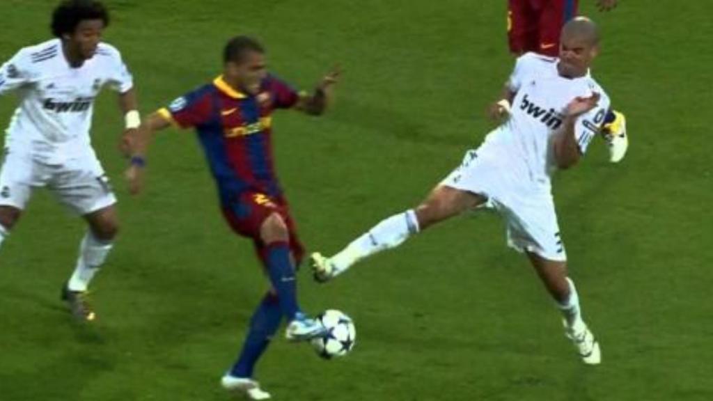 La famosa entrada de Pepe a Dani Alves