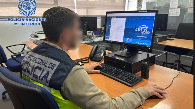Un investigador de la Policía Nacional.
