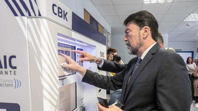 El alcalde de Alicante, Luis Barcala, probando uno de los 16 ciberkioskos instalados en la ciudad.