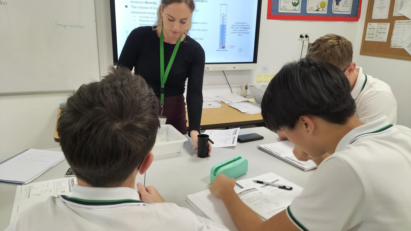 Una profesora de ciencias con sus alumnos en el ELIS Villamartín.