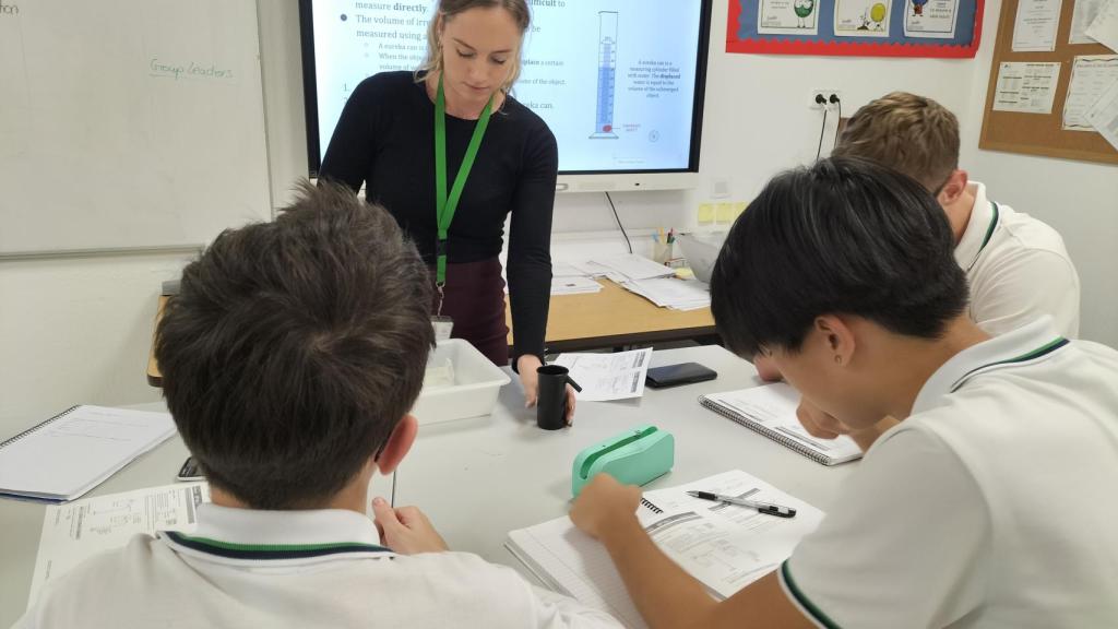 Una profesora de ciencias con sus alumnos en el ELIS Villamartín.