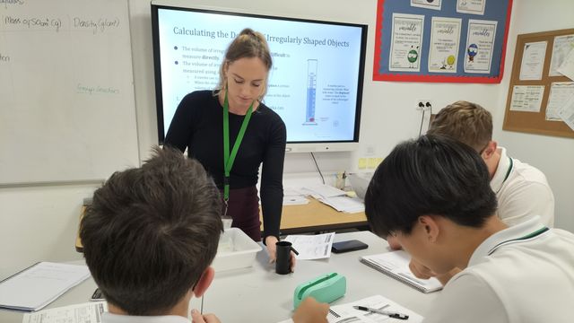 Una profesora de ciencias con sus alumnos en el ELIS Villamartín.