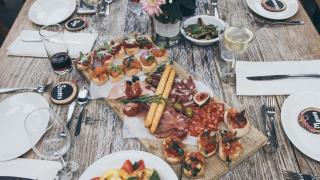 La OCU Comunitat Valenciana repasa los problemas más habituales en las cenas de Navidad en restaurantes.