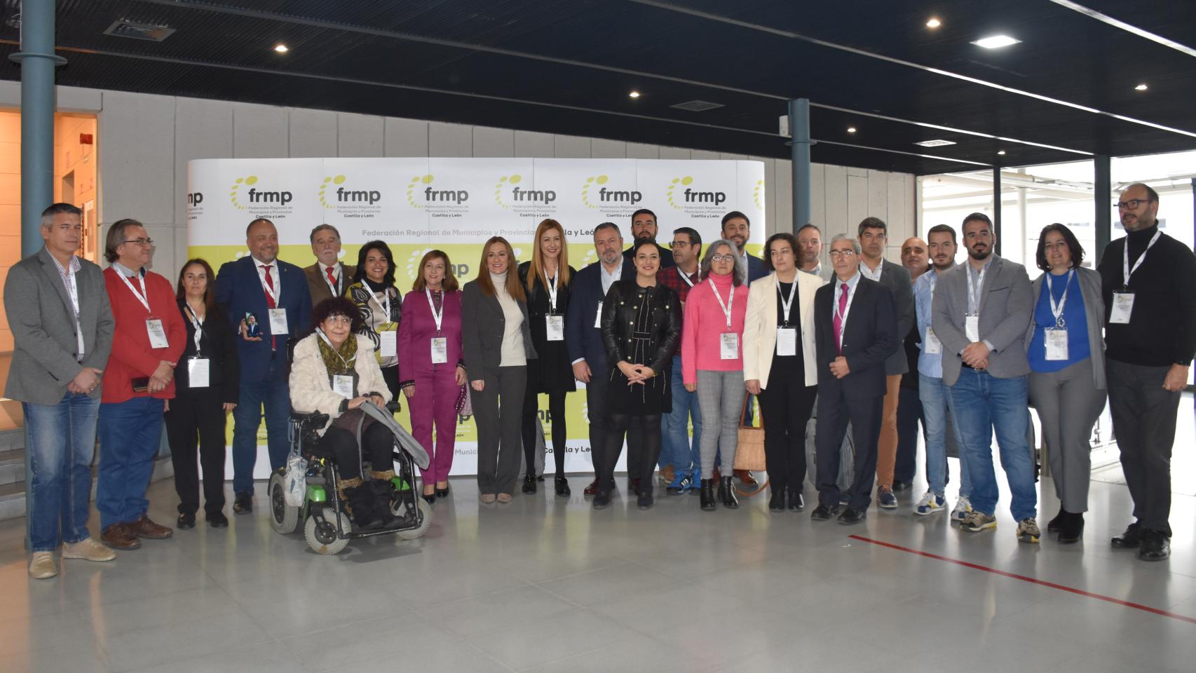 Virginia Barcones y otros miembros del PSOE en la asamblea general de la Federación Regional de Municipios y Provincias de Castilla y León