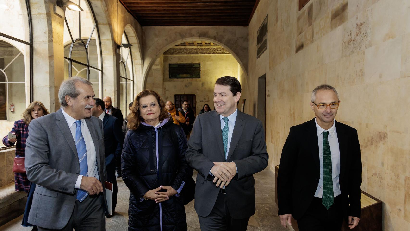 El presidente de la Junta de Castilla y León, Alfonso Fernández Mañueco; el presidente del Consejo Consultivo, Agustín de Vega; y el rector de la Usal, Ricardo Rivero