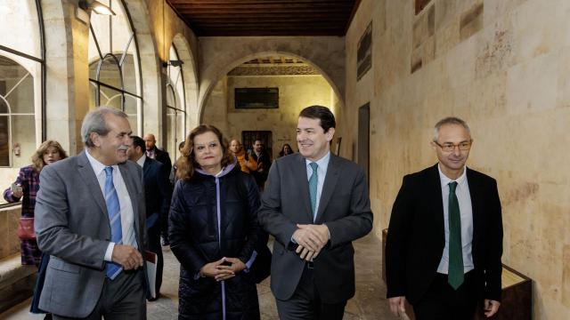 El presidente de la Junta de Castilla y León, Alfonso Fernández Mañueco; el presidente del Consejo Consultivo, Agustín de Vega; y el rector de la Usal, Ricardo Rivero