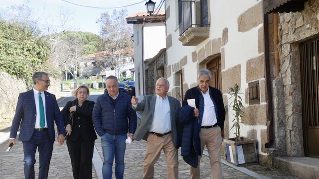 Gonzaloo Santonja realiza una visita a Sequeros