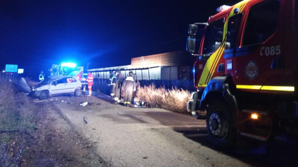Los bomberos de la Diputación de Valladolid intervienen tras el accidente en la A-6
