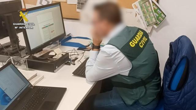 Un agente de la Guardia Civil investigando la estafa al Ayuntamiento de un pueblo de Valladolid