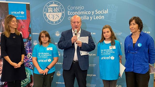 La gerente de Servicios Sociales de la Consejería de Familia, Esperanza Vázquez, el presidente del CES, Enrique Cabero, y la presidenta de Unicef CyL, María Eugenia García Rincón, en el Encuentro de Participación de la Infancia y Adolescencia