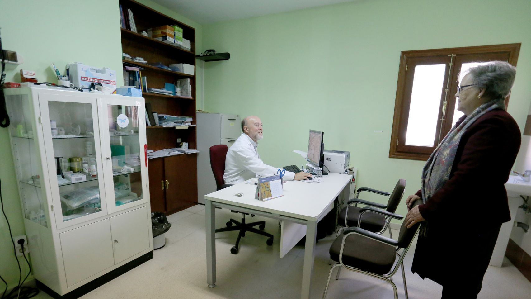 Un médico de Familia atendiendo a una paciente en el consultorio local de Viloria del Henar (Valladolid)