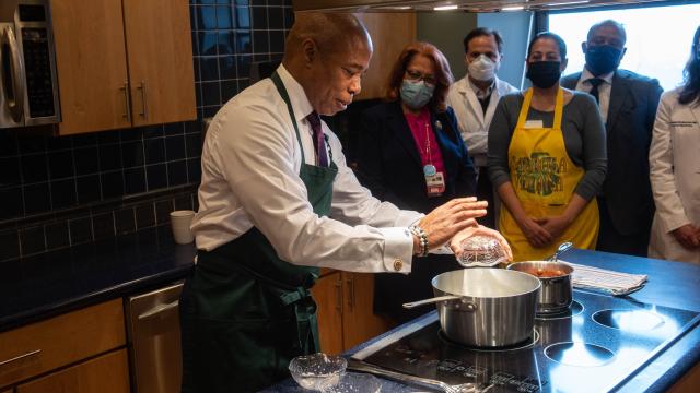 La política 'veggie' de Eric Adams, el alcalde de Nueva York que combate la crisis climática con veganismo.