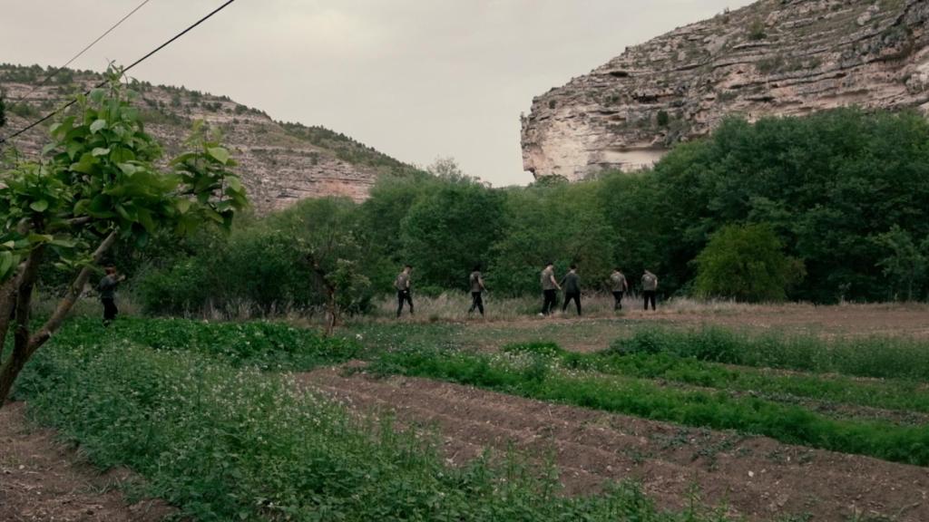 Una fotografía del equipo de OBA- paseando por el huerto.