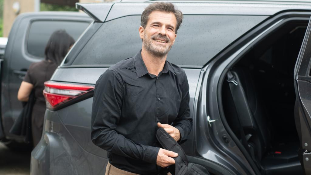 Rodolfo Sancho llegando a los juzgados de Tailandia por el juicio de su hijo.
