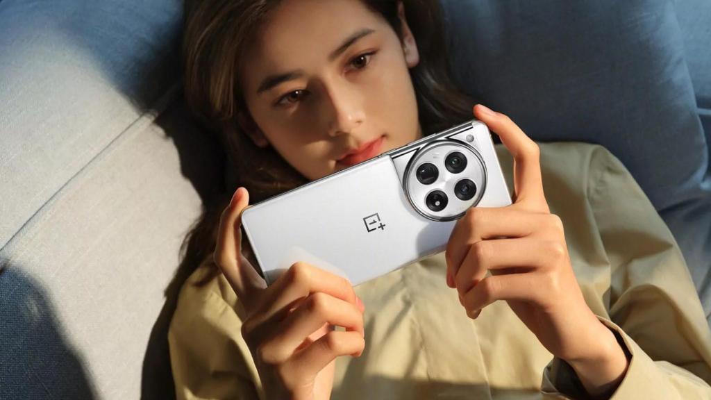 El OnePlus 12 cambia de sitio el Alert Slider para cogerlo en horizontal sin perder cobertura