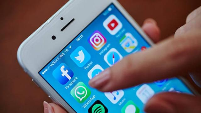 Una persona buscando la aplicación de WhatsApp en su teléfono móvil