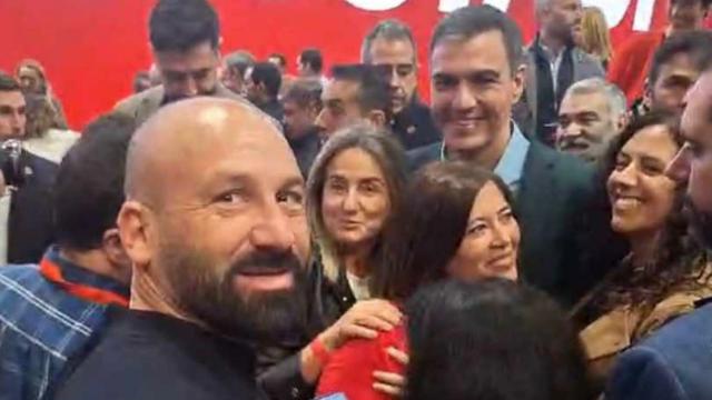 Milagros Tolón, con Pedro Sánchez este domingo en el mitin de Ifema