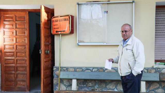 El Juez de Paz de Ocentejo acude a votar, a 26 de noviembre de 2023, en Ocentejo, Guadalajara
