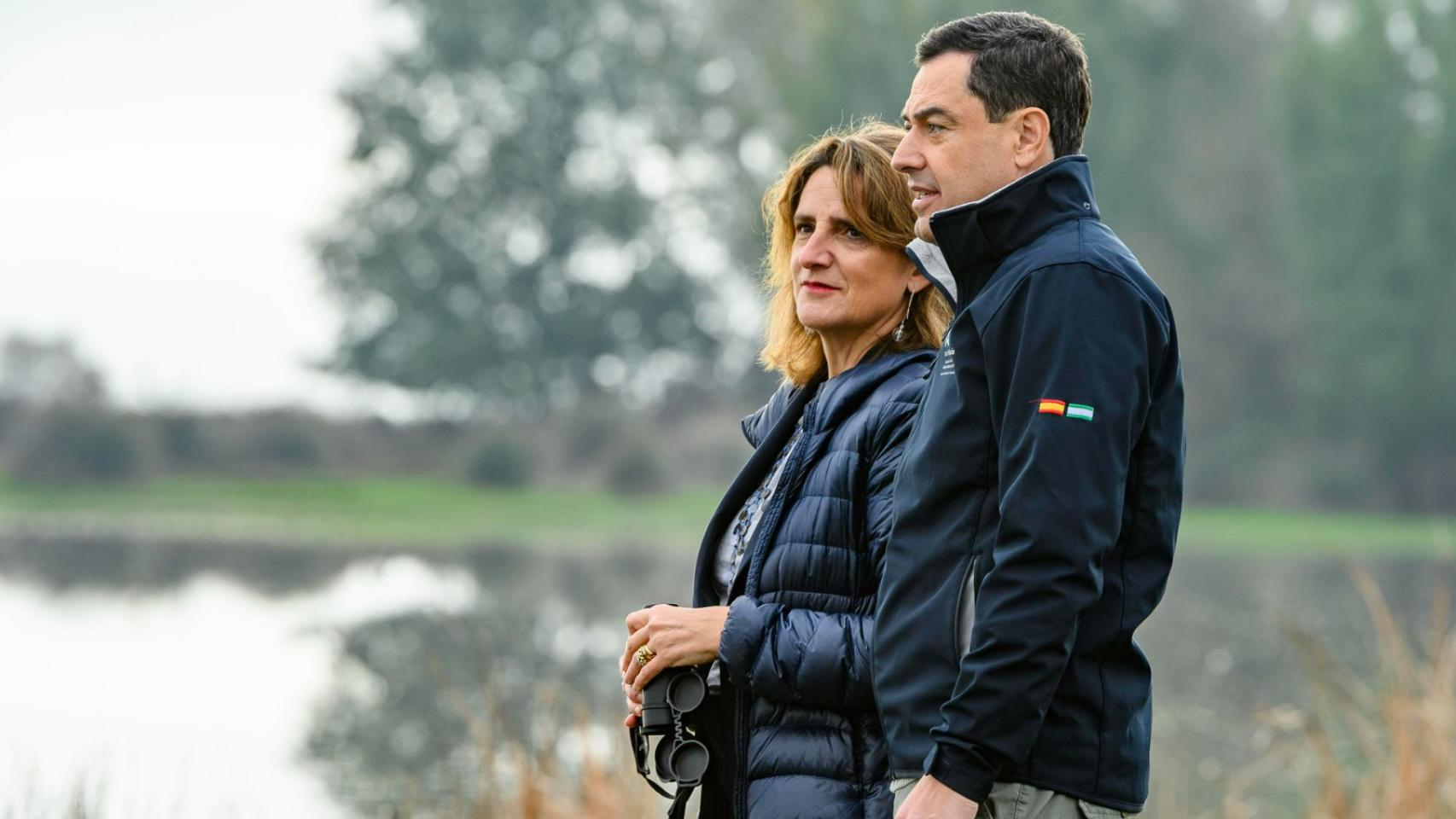 La vicepresidenta del Gobierno y ministra Teresa Ribera y el presidente de la Junta, Juanma Moreno, este lunes en Doñana.