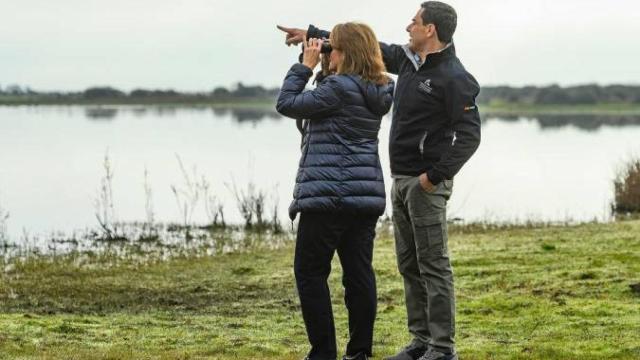 La vicepresidenta del Gobierno y ministra Teresa Ribera y el presidente de la Junta de Andalucía, Juanma Moreno, durante la visita a Doñana.