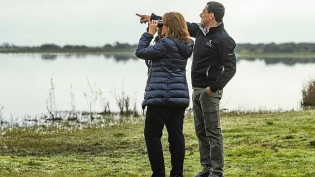 La vicepresidenta del Gobierno y ministra Teresa Ribera y el presidente de la Junta de Andalucía, Juanma Moreno, durante la visita a Doñana.