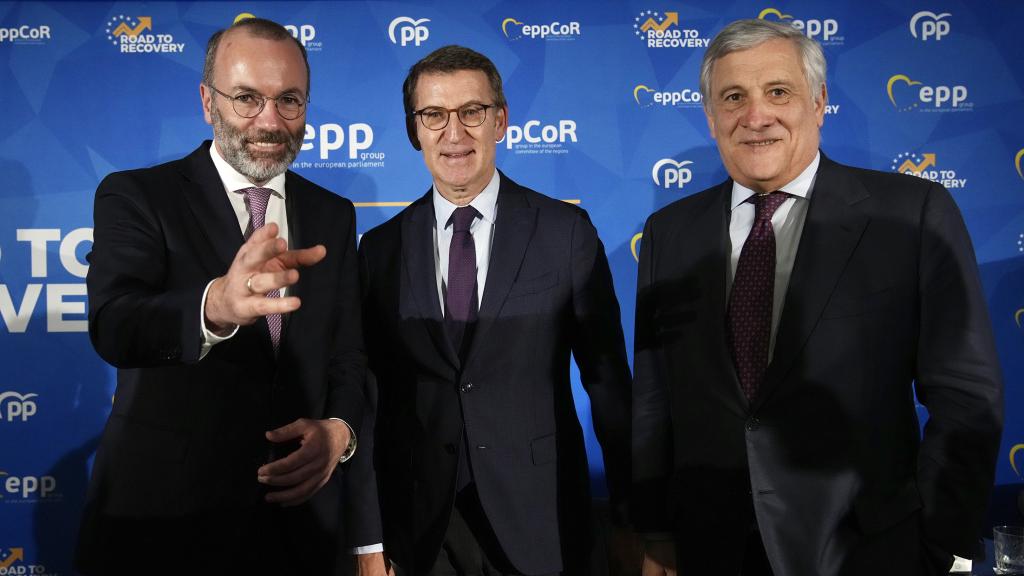 Manfred Weber, Feijóo y Tajani, este lunes en Barcelona, en un acto del PPE.