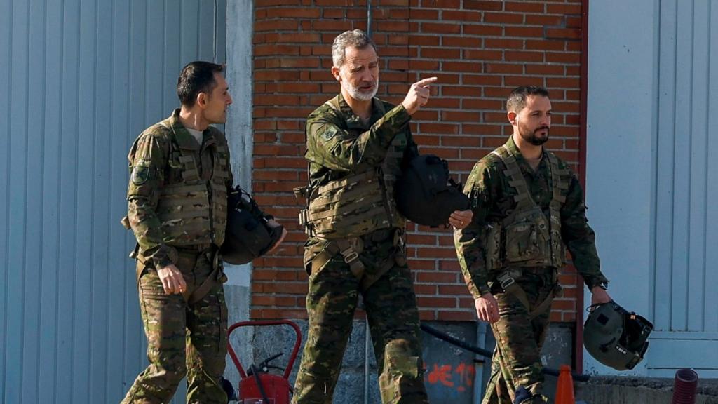 El Rey Felipe VI este lunes durante su visita a la Base 'Coronel Maté', en Colmenar Viejo (Madrid).