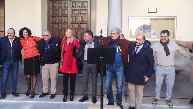 Abrazo final entre los asistentes a la lectura del 'Manifiesto en defensa del Estado de derecho', este lunes en la Facultad de Derecho de la Universidad de Granada./
