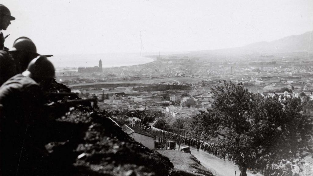 Avance de las tropas sublevadas hacia Málaga, que se ve al fondo.