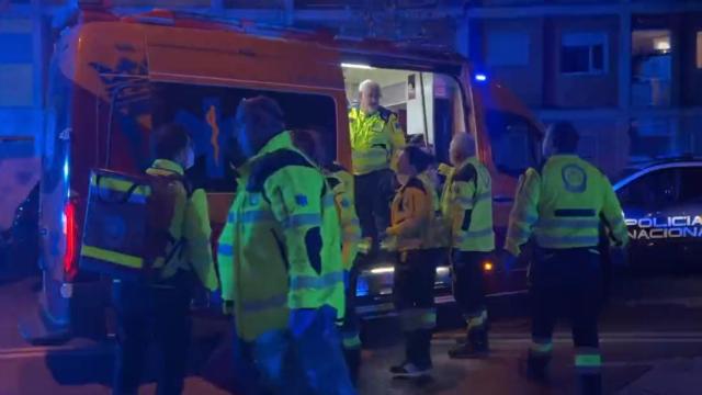 Los servicios de emergencias tras atender a las víctimas.