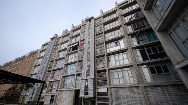 El bloque donde vivía la mujer asesinada junto a su hijo por su ex pareja en Carabanchel.