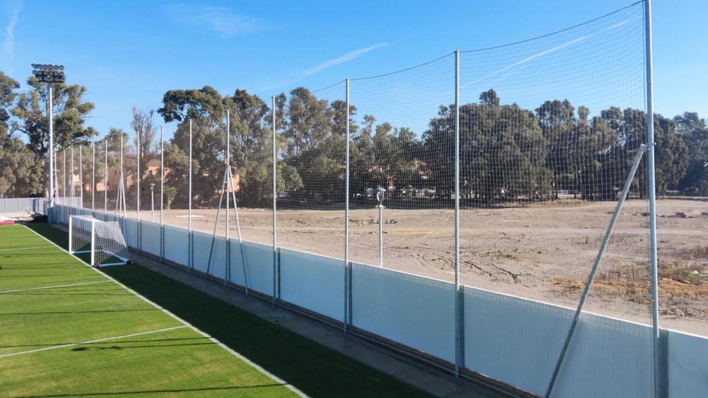 Imagen de uno de los campos de fútbol de la nueva ciudad deportiva del Málaga C. F. y, al fondo, los terrenos del futuro parque metropolitano de Arraijanal.