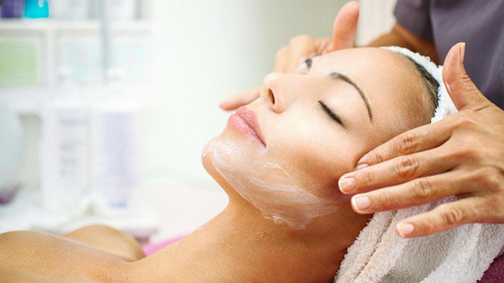 Una mujer en un spa recibiendo un cuidado de la piel