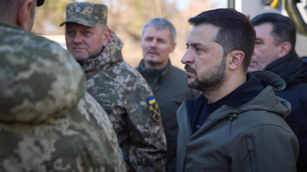 El presidente ucraniano, Volodímir Zelensi, junto al Jefe de las Fuerzas Armadas de Ucrania, Valeri Zaluzhni.