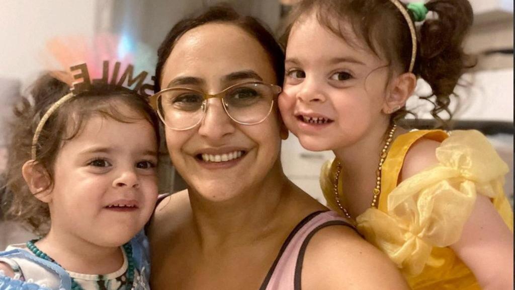 Ema y Yuly Cunio junto a su madre Sharon Aloni