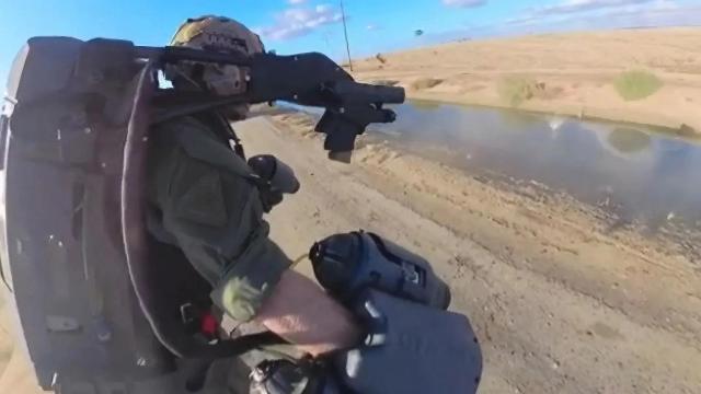 Una persona usando el jetpack armado.